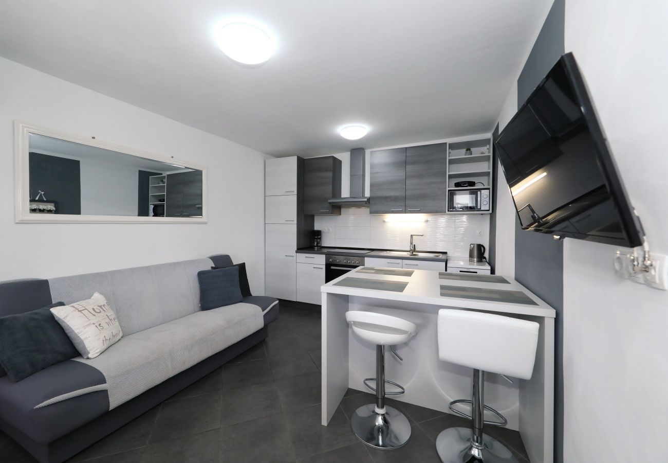 Apartment in Rovanjska - Marina, No. 1 - with garden and sea view