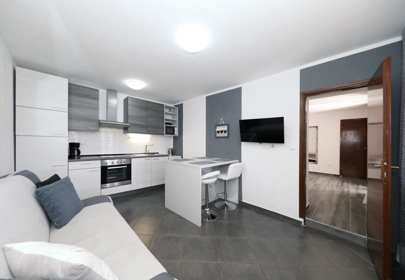 Apartment in Rovanjska - Marina, No. 1 - with garden and sea view