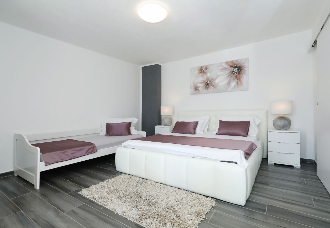 Apartment in Rovanjska - Marina, No. 1 - with garden and sea view