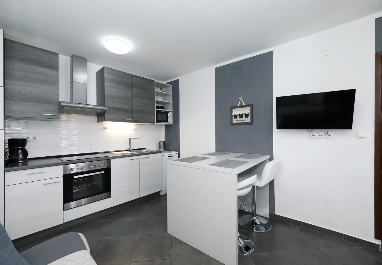 Apartment in Rovanjska - Marina, No. 1 - with garden and sea view