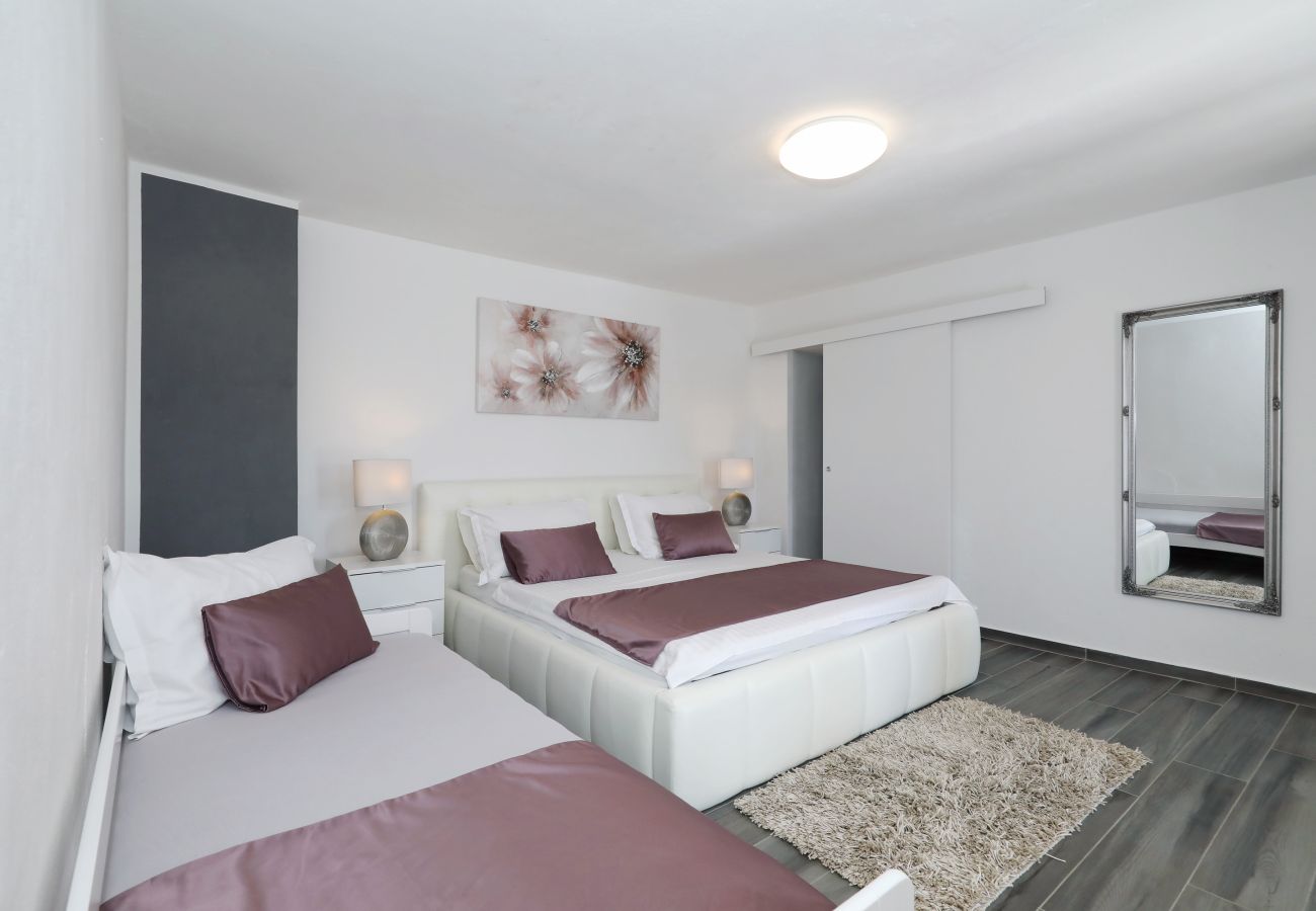 Apartment in Rovanjska - Marina, No. 1 - with garden and sea view