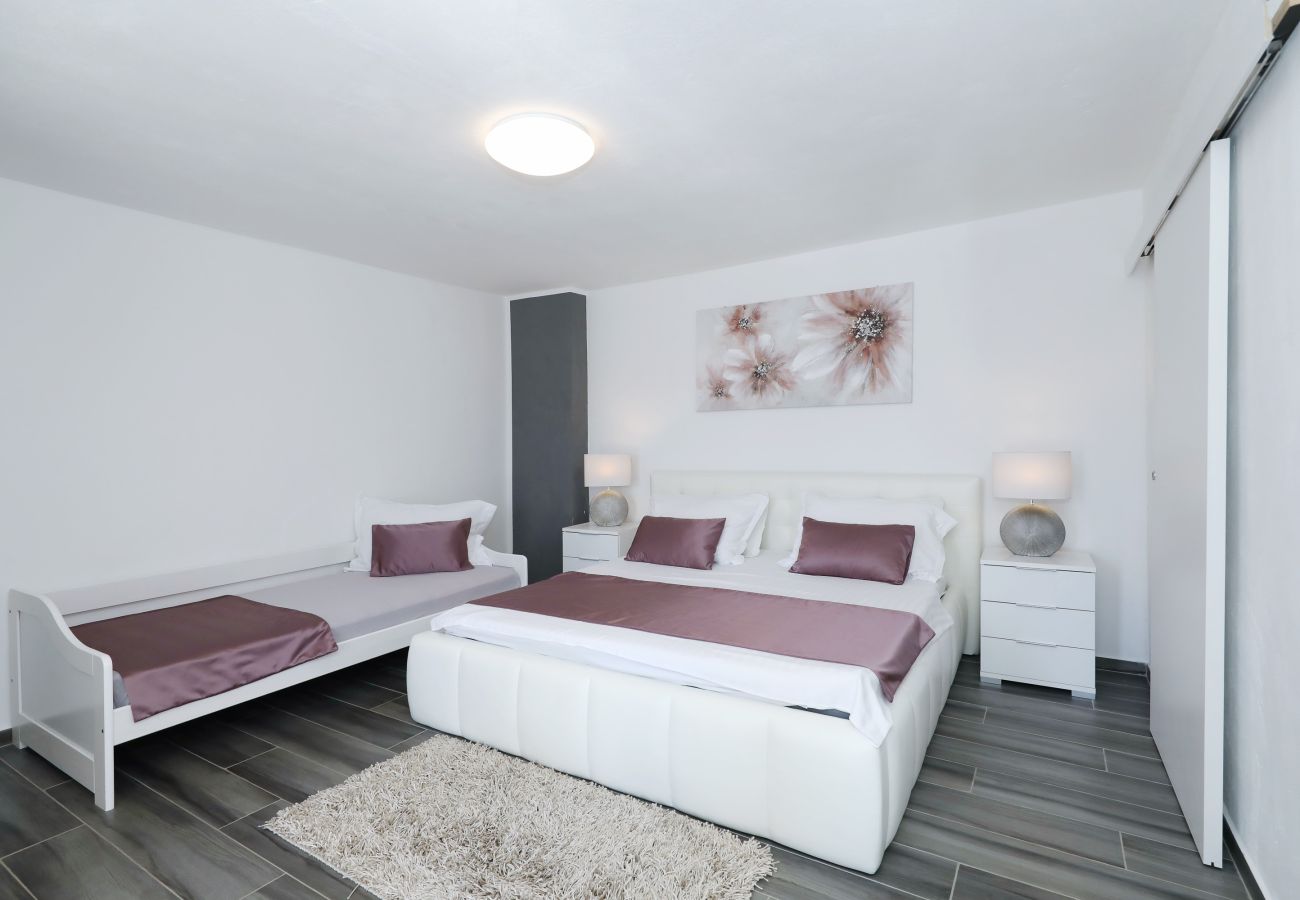 Apartment in Rovanjska - Marina, No. 1 - with garden and sea view