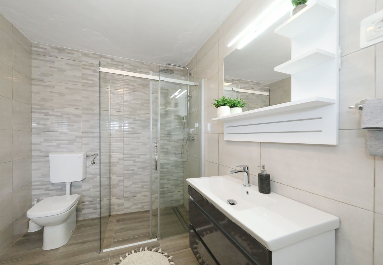 Apartment in Rovanjska - Marina, No. 1 - with garden and sea view