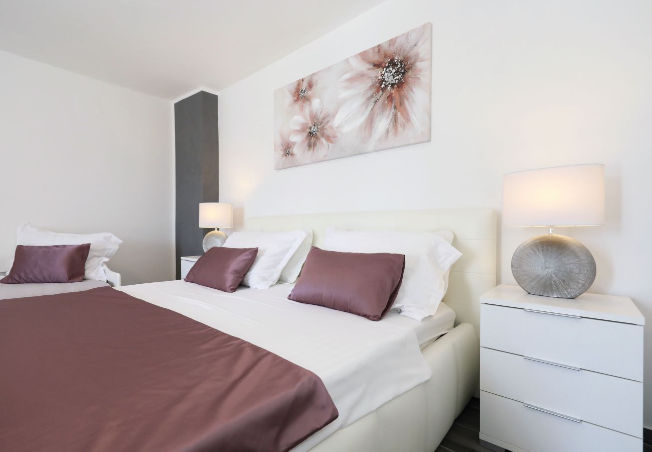 Apartment in Rovanjska - Marina, No. 1 - with garden and sea view