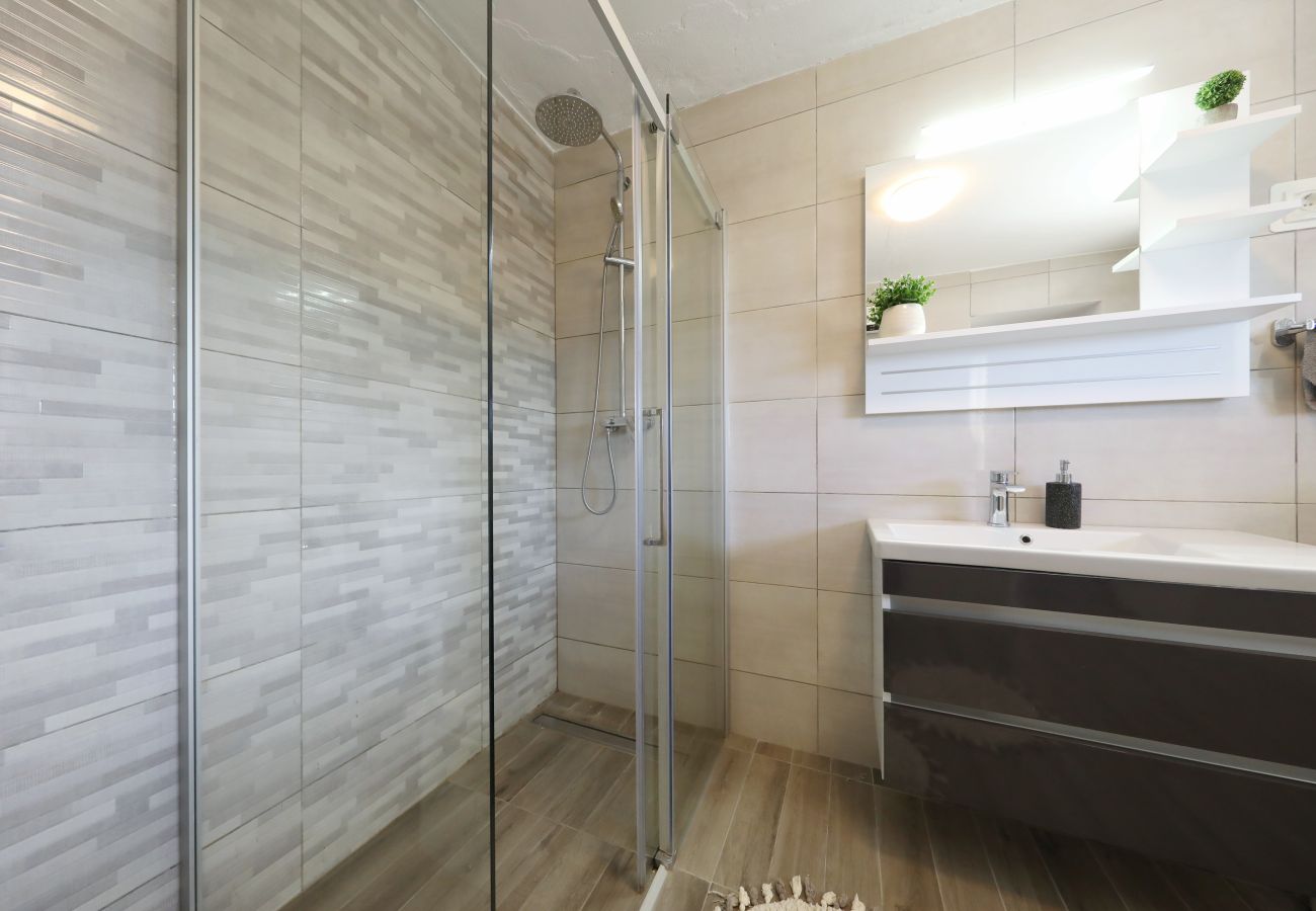 Apartment in Rovanjska - Marina, No. 1 - with garden and sea view