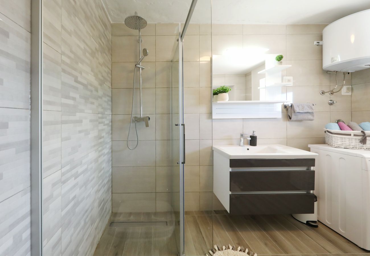 Apartment in Rovanjska - Marina, No. 1 - with garden and sea view