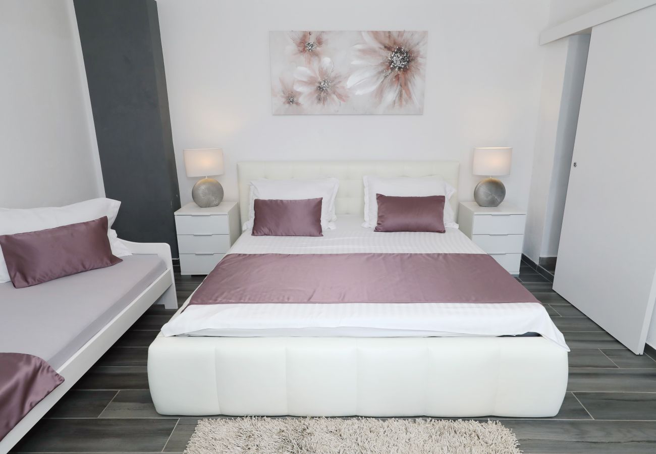 Apartment in Rovanjska - Marina, No. 1 - with garden and sea view