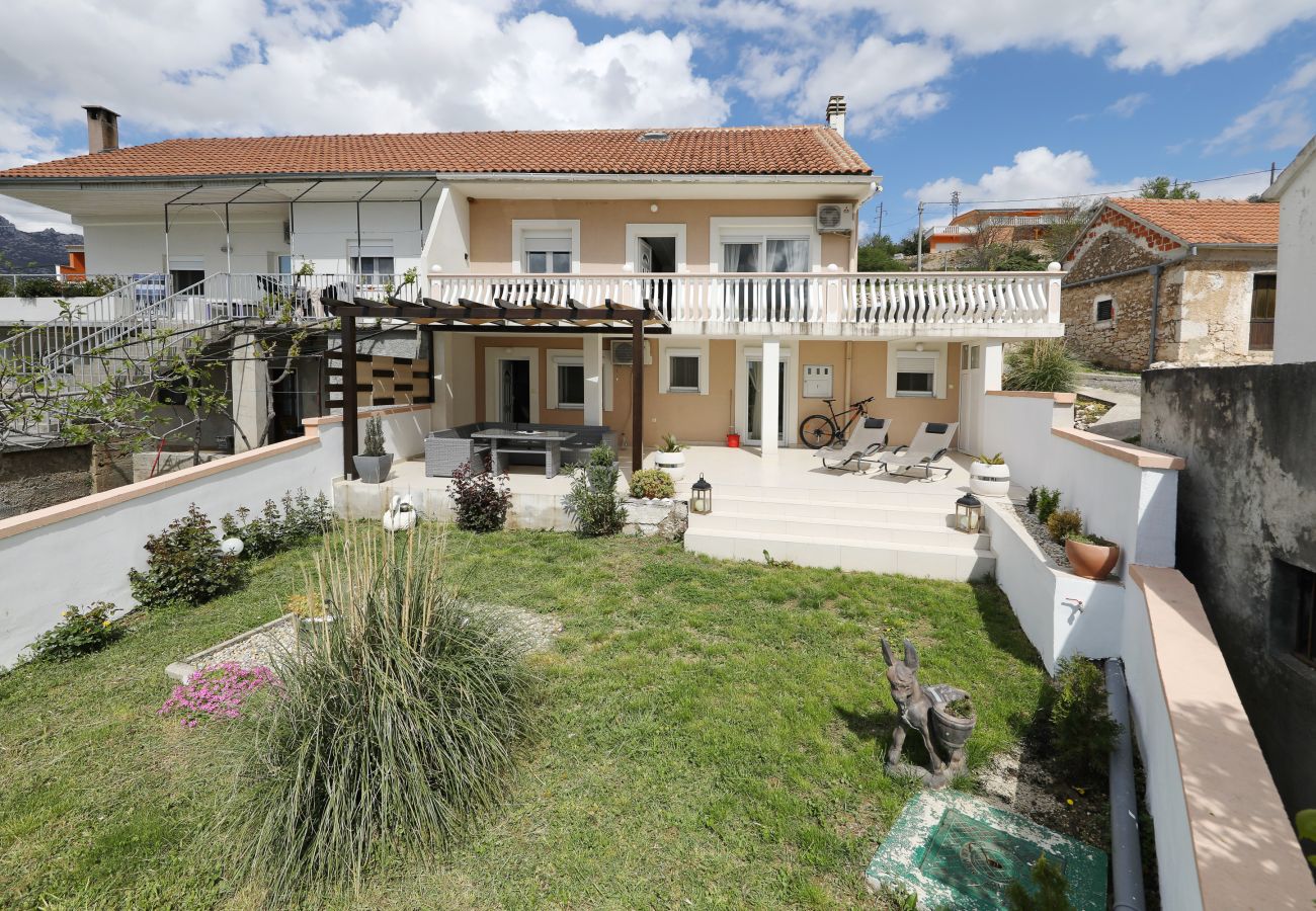 Apartment in Rovanjska - Marina, No. 1 - with garden and sea view