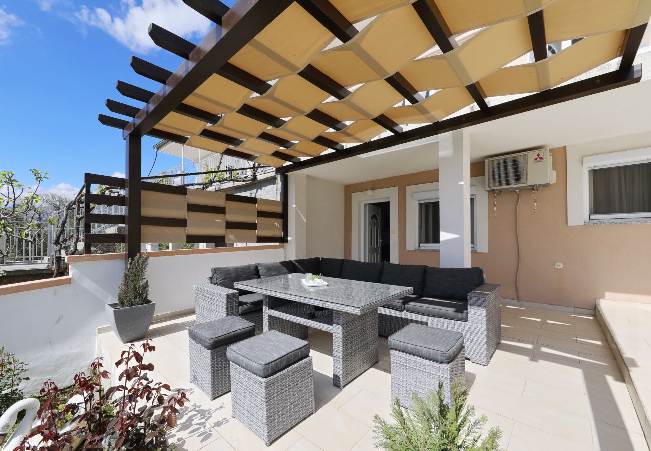 Apartment in Rovanjska - Marina, No. 1 - with garden and sea view