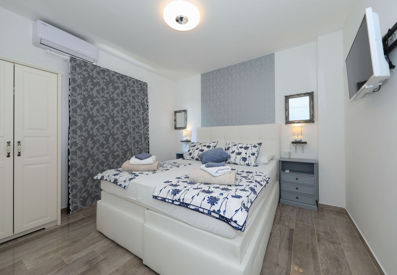 Villa in Sveti Filip i Jakov - Villa Azuro with Heated Pool