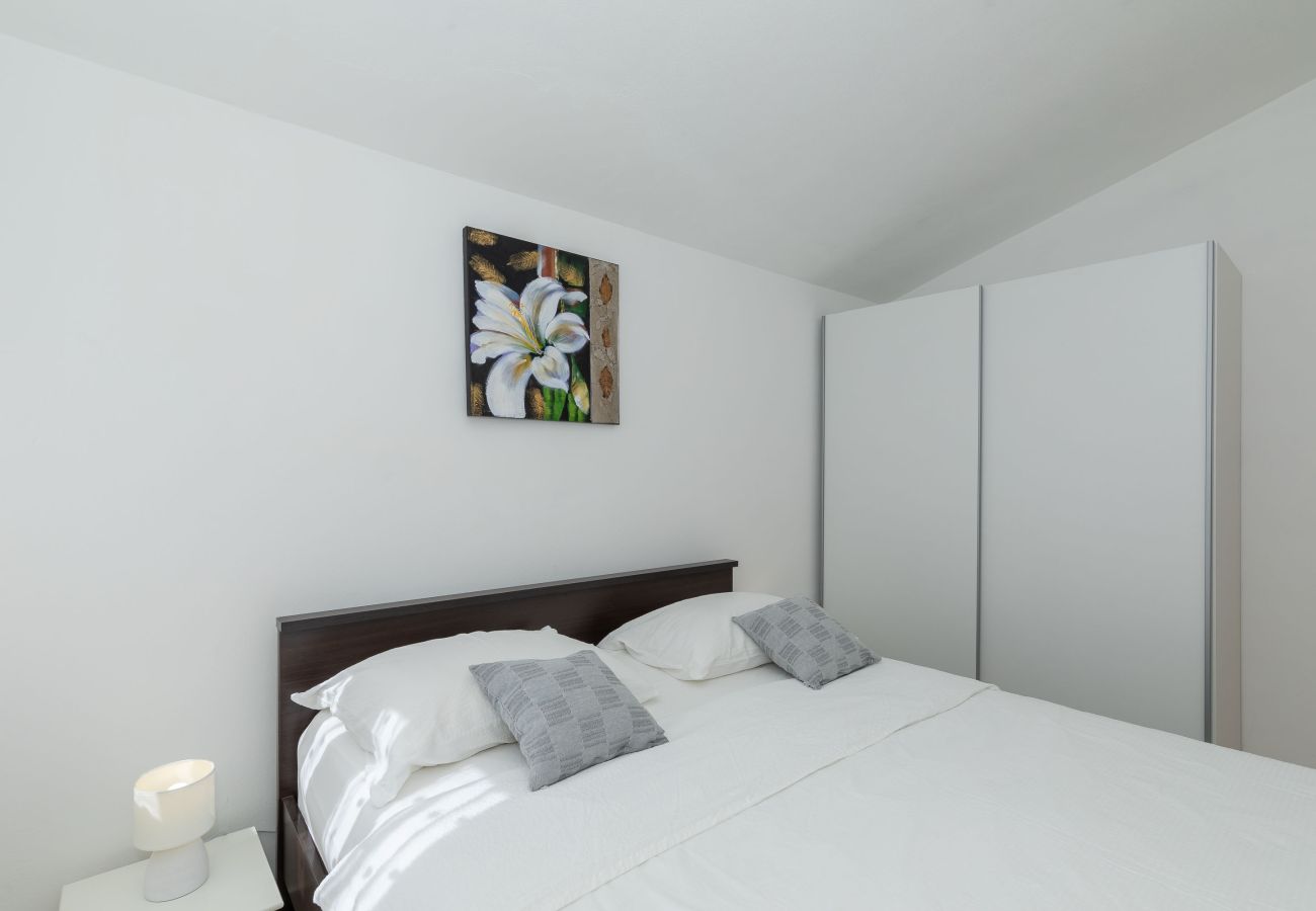 Apartment in Vrsi - perinic,no.1