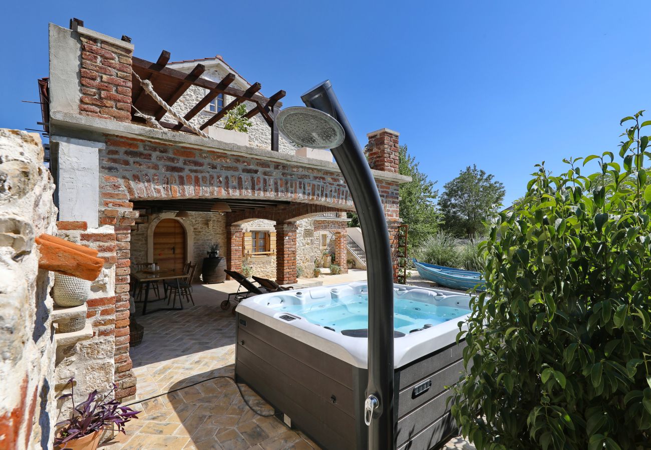 Villa in Nin - Villa Gland – Stilvolles Steinhaus mit Pool, Whirl
