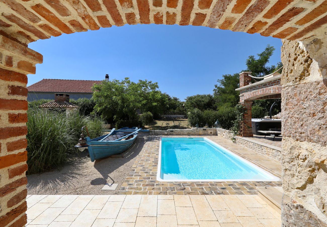 Villa in Nin - Villa Gland – Stilvolles Steinhaus mit Pool, Whirl