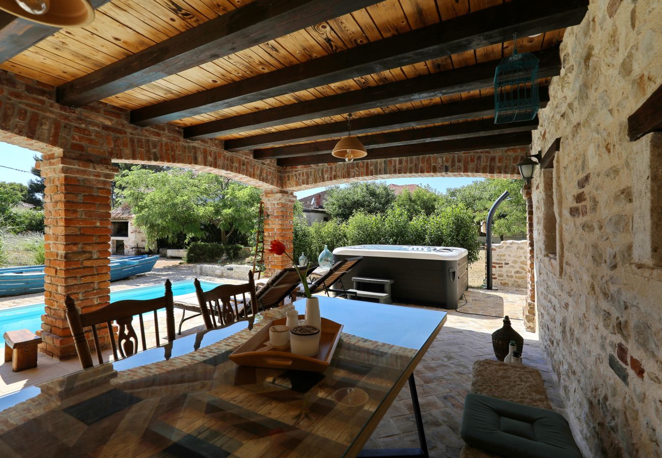 Villa in Nin - Villa Gland – Stilvolles Steinhaus mit Pool, Whirl