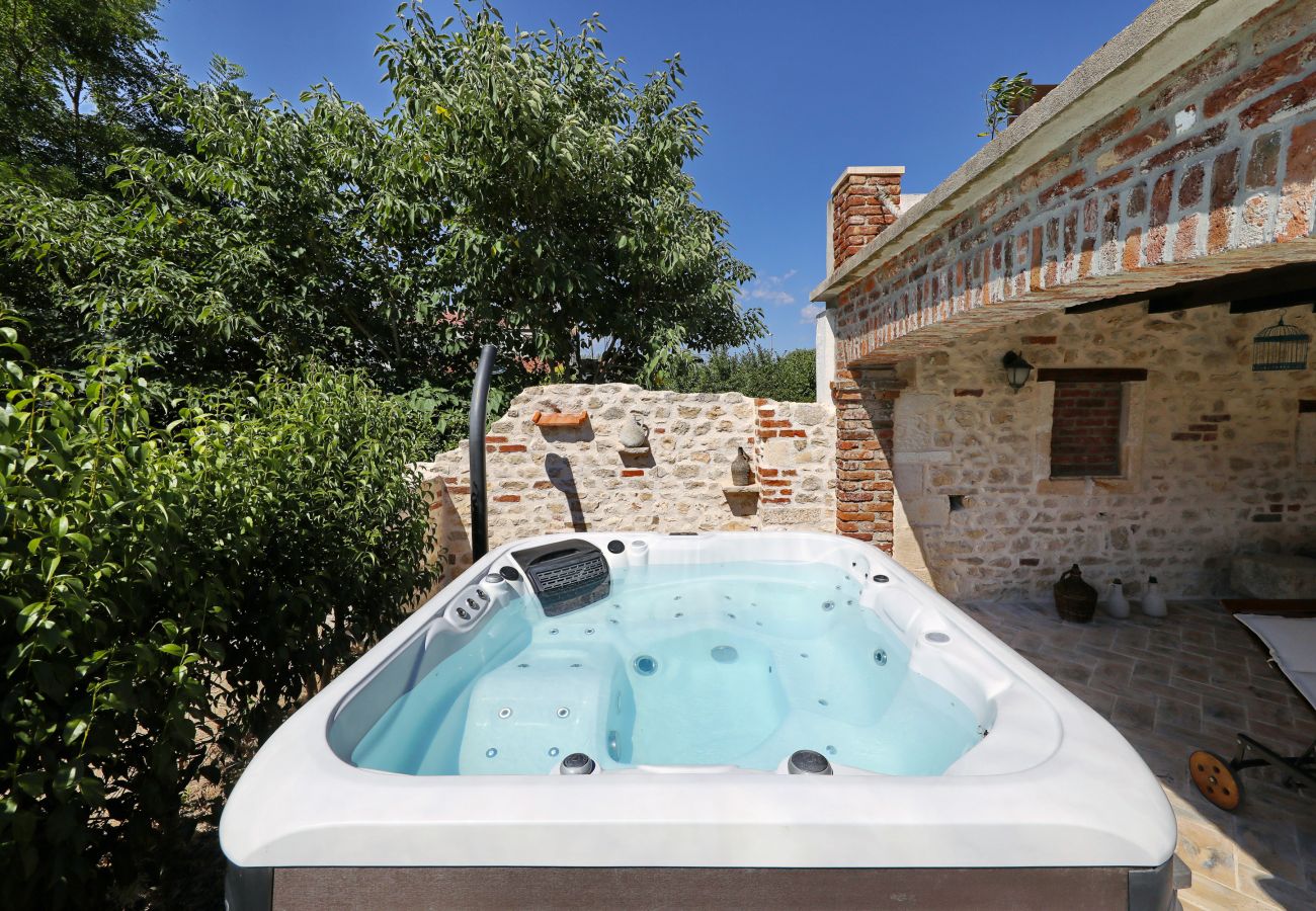 Villa in Nin - Villa Gland – Stilvolles Steinhaus mit Pool, Whirl