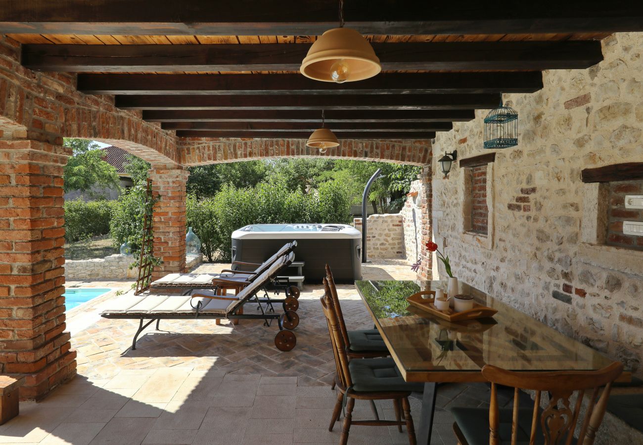 Villa in Nin - Villa Gland – Stilvolles Steinhaus mit Pool, Whirl