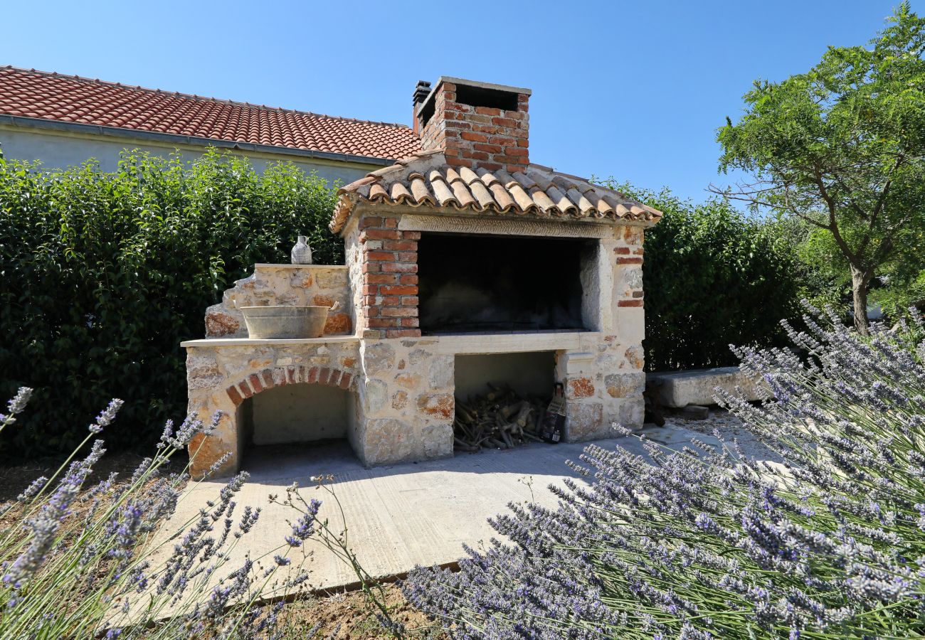 Villa in Nin - Villa Gland – Stilvolles Steinhaus mit Pool, Whirl