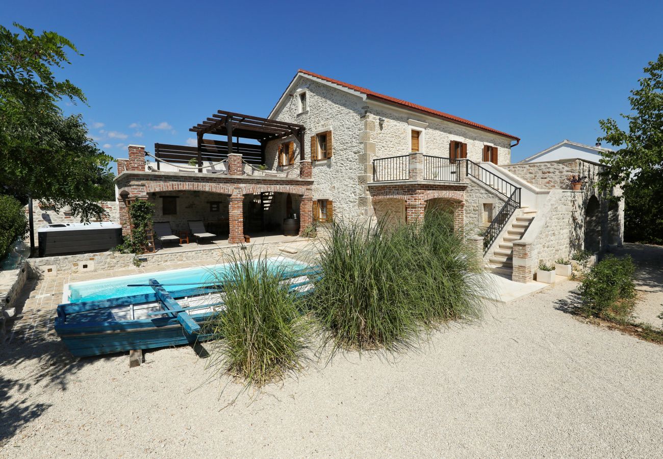 Villa in Nin - Villa Gland – Stilvolles Steinhaus mit Pool, Whirl