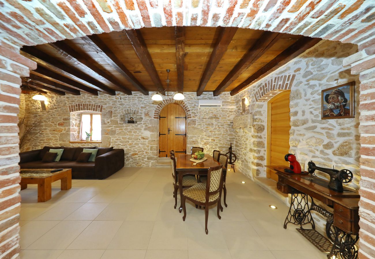 Villa in Nin - Villa Gland – Stilvolles Steinhaus mit Pool, Whirl