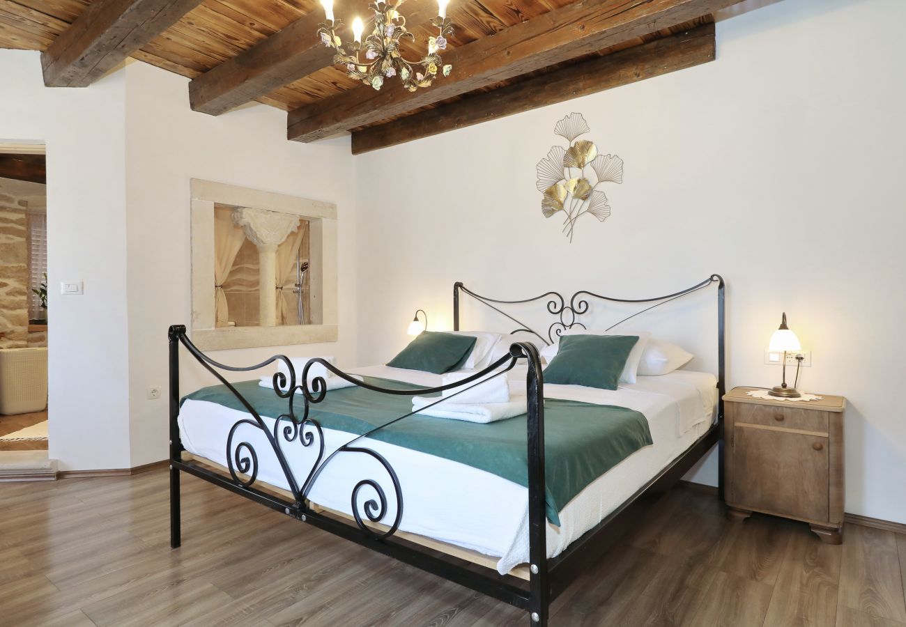 Villa in Nin - Villa Gland – Stilvolles Steinhaus mit Pool, Whirl