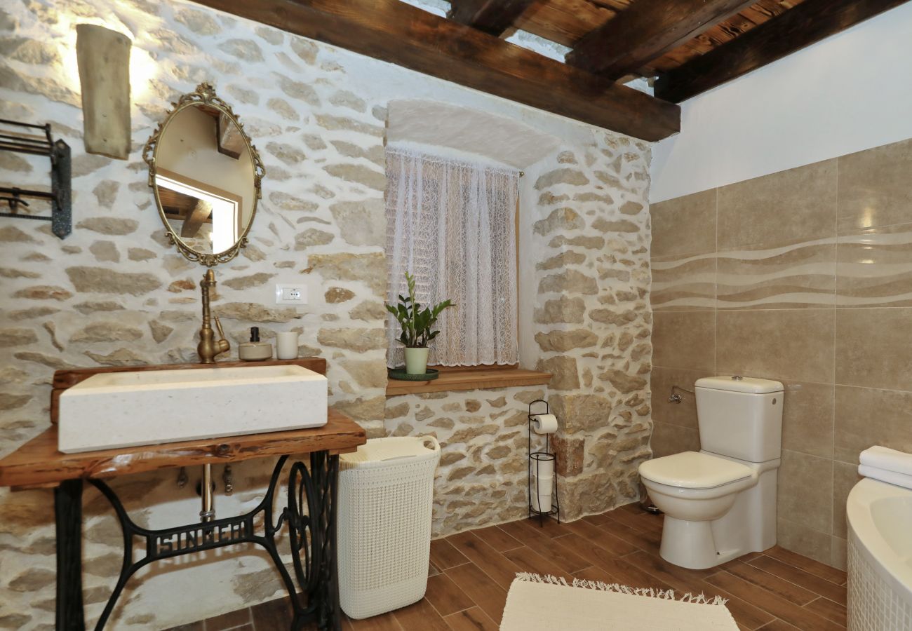 Villa in Nin - Villa Gland – Stilvolles Steinhaus mit Pool, Whirl