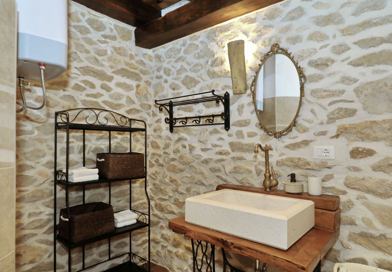 Villa in Nin - Villa Gland – Stilvolles Steinhaus mit Pool, Whirl