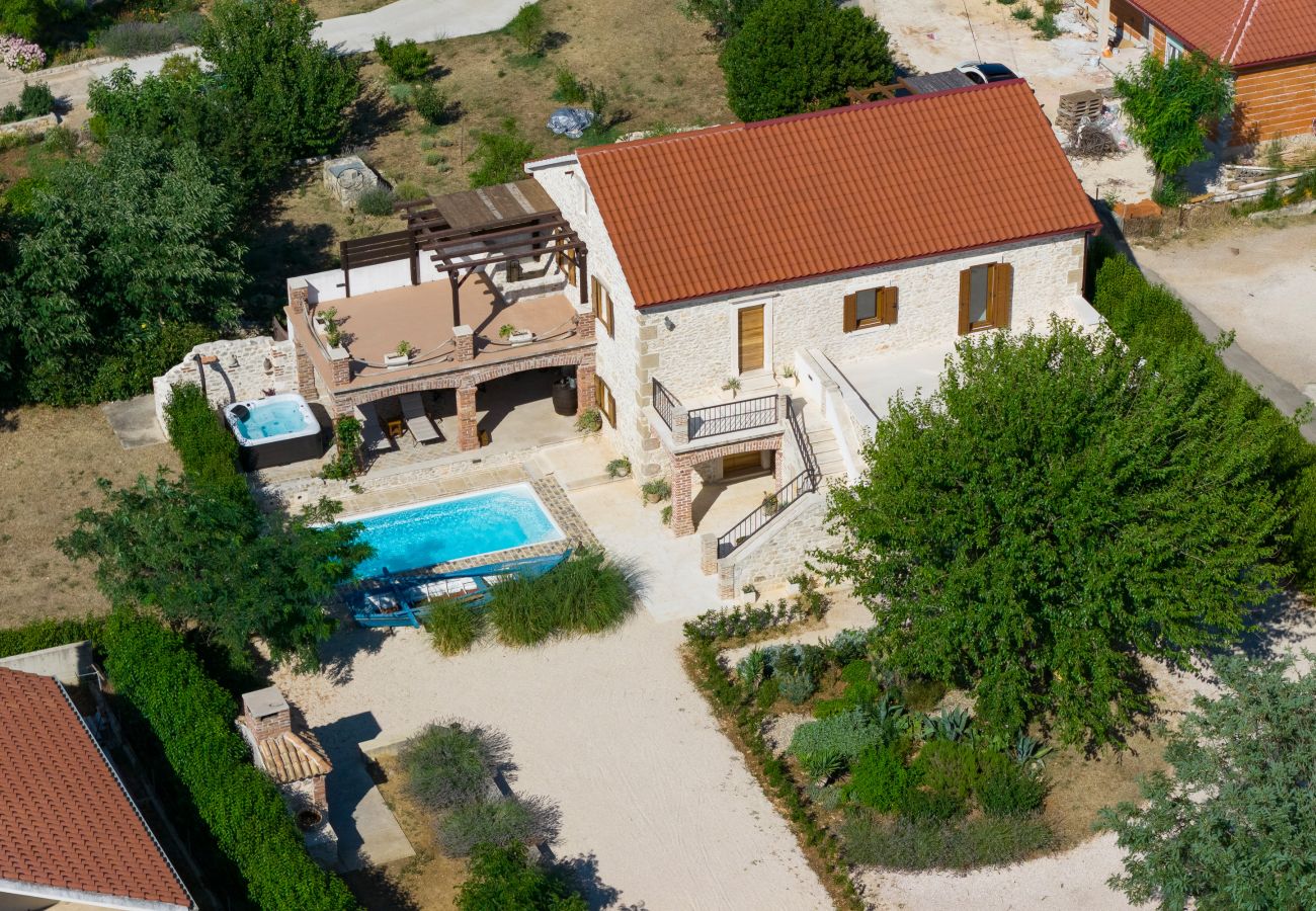 Villa in Nin - Villa Gland – Stilvolles Steinhaus mit Pool, Whirl