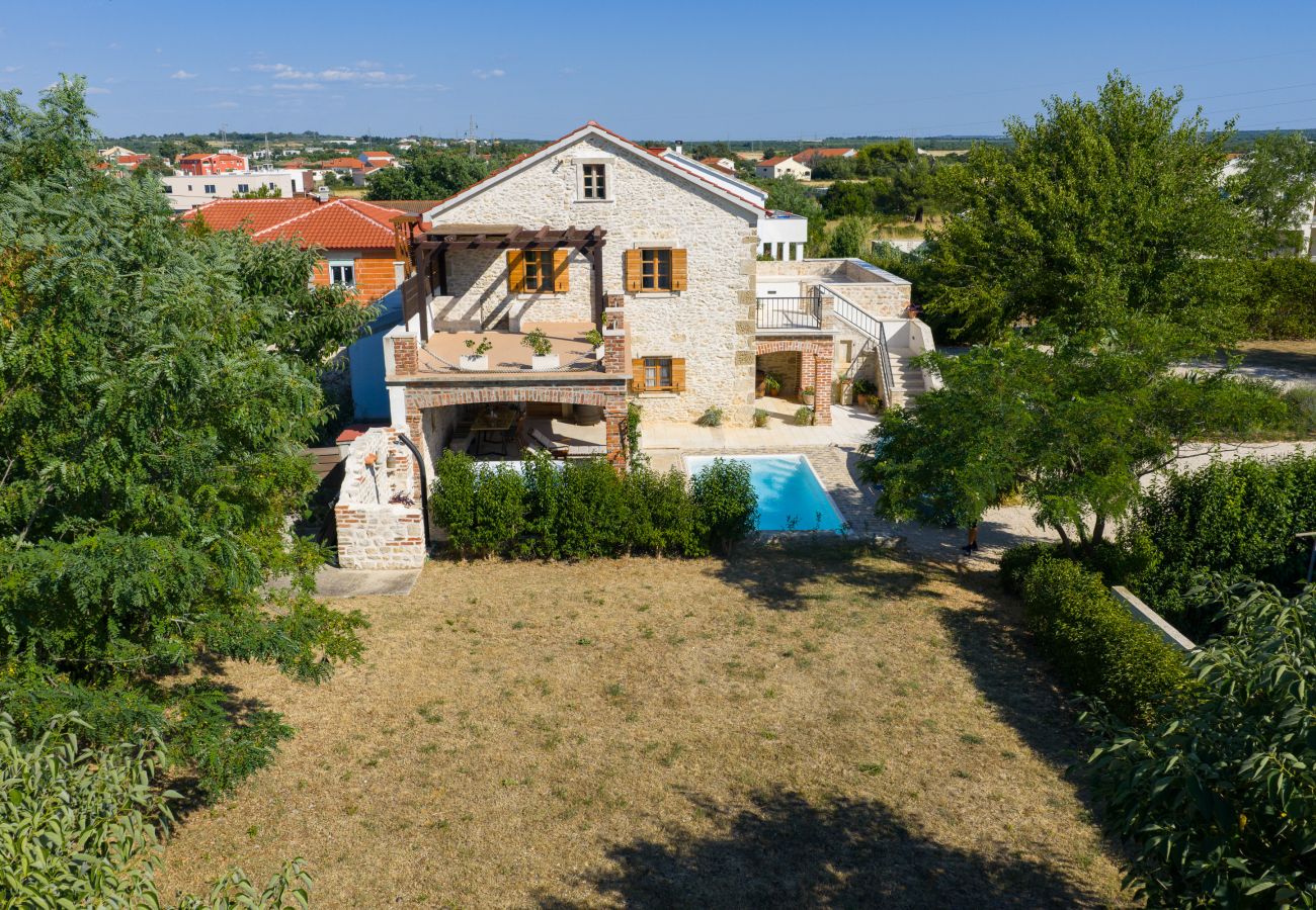Villa in Nin - Villa Gland – Stilvolles Steinhaus mit Pool, Whirl