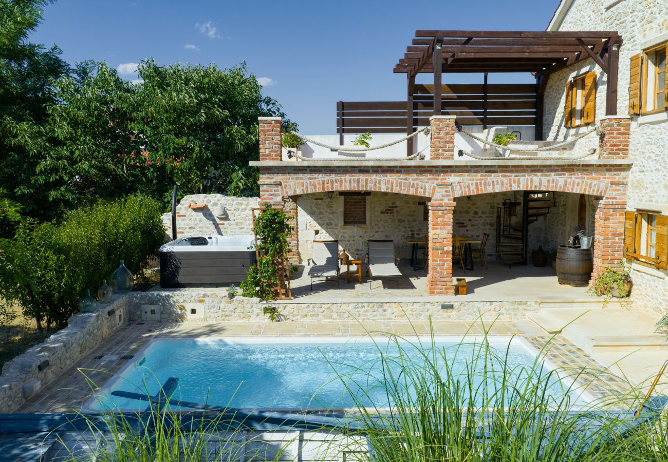Villa in Nin - Villa Gland – Stilvolles Steinhaus mit Pool, Whirl