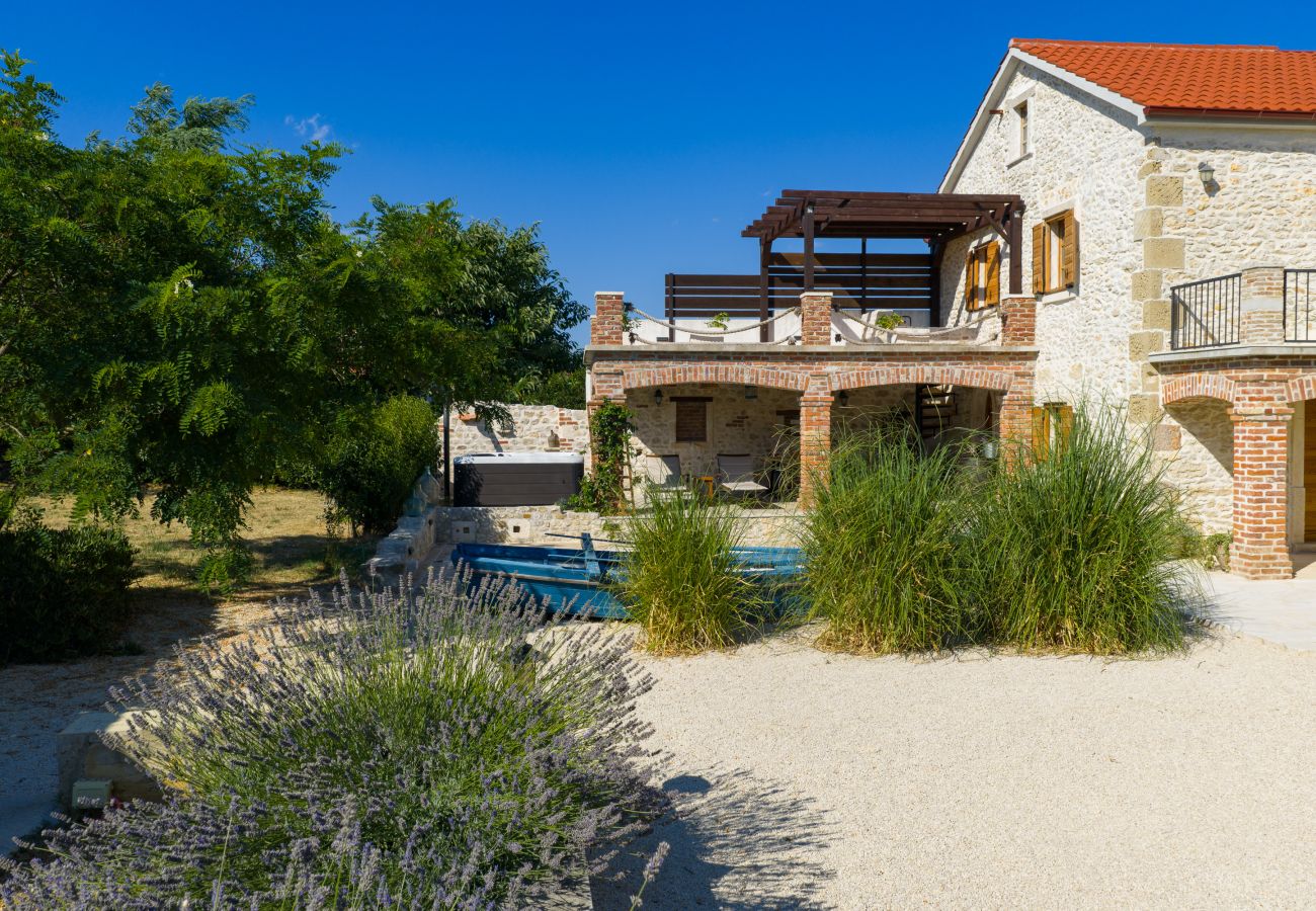Villa in Nin - Villa Gland – Stilvolles Steinhaus mit Pool, Whirl