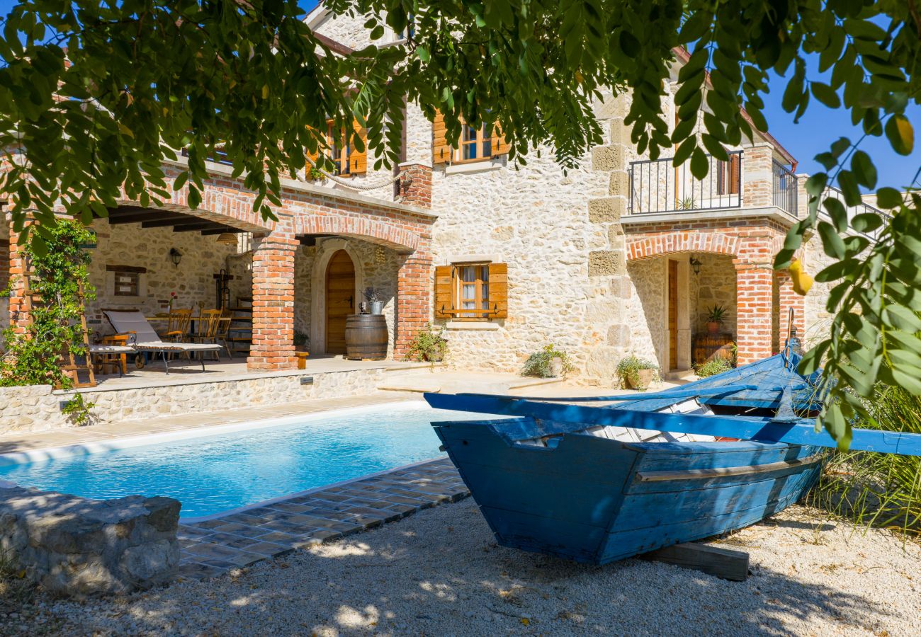 Villa in Nin - Villa Gland – Stilvolles Steinhaus mit Pool, Whirl