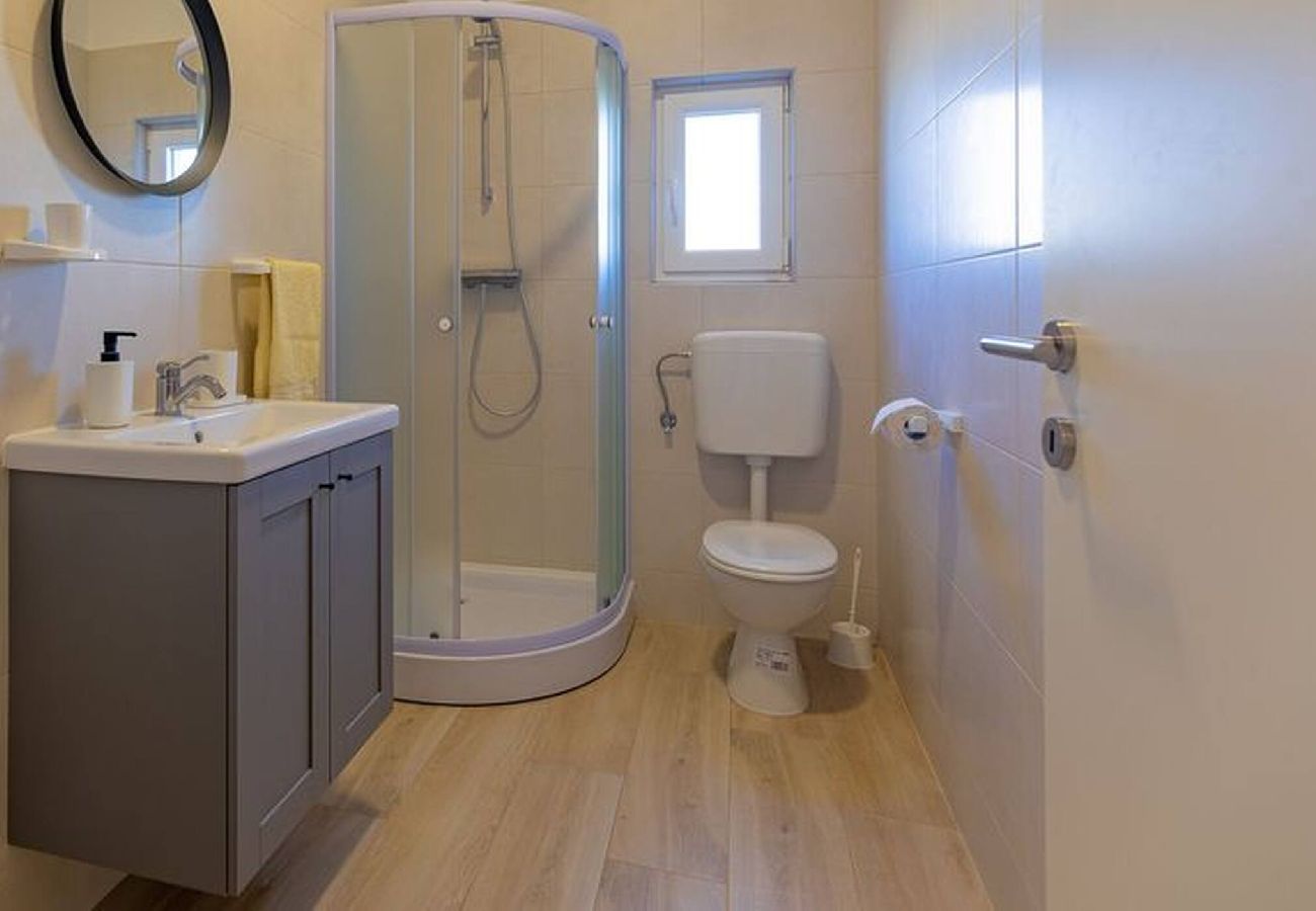 Apartment in Vrsi - Rubbi, No 2, Apartment mit Balkon, Strandnah