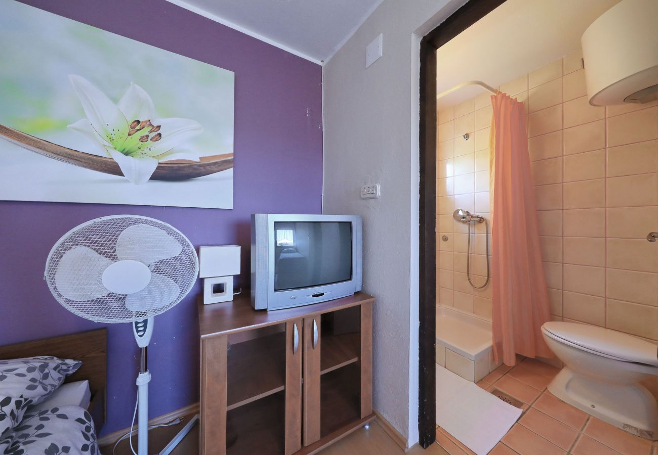 House in Kruševo - Antonija, Ruhiges Ferienhaus mit Meer & Bergblick