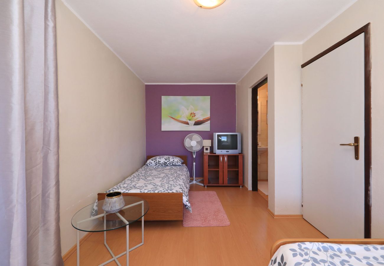 House in Kruševo - Antonija, Ruhiges Ferienhaus mit Meer & Bergblick