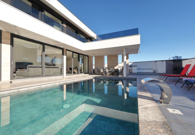 Villa in Zemunik Gornji - Astur, Moderne Villa mit Pool & Grillstation