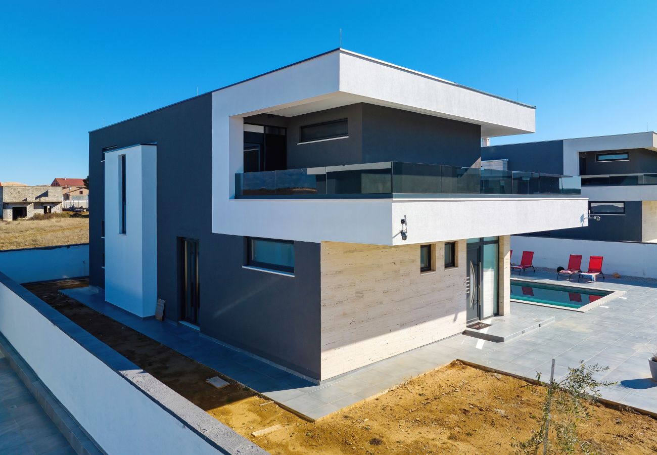Villa in Zemunik Gornji - Astur, Moderne Villa mit Pool & Grillstation