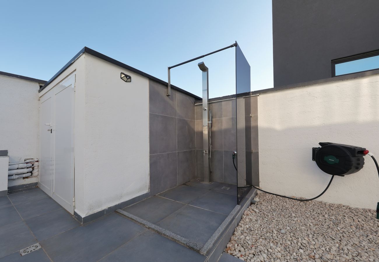 Villa in Zemunik Gornji - Astur, Moderne Villa mit Pool & Grillstation