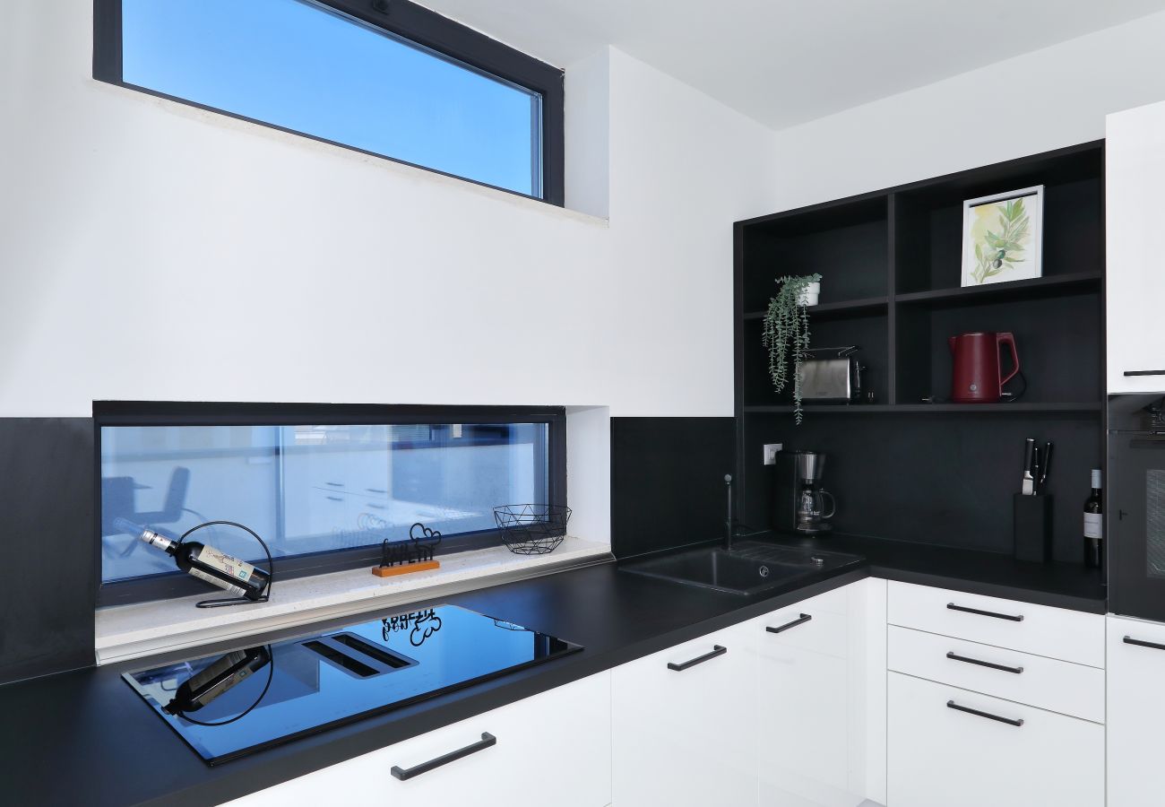 Villa in Zemunik Gornji - Astur, Moderne Villa mit Pool & Grillstation