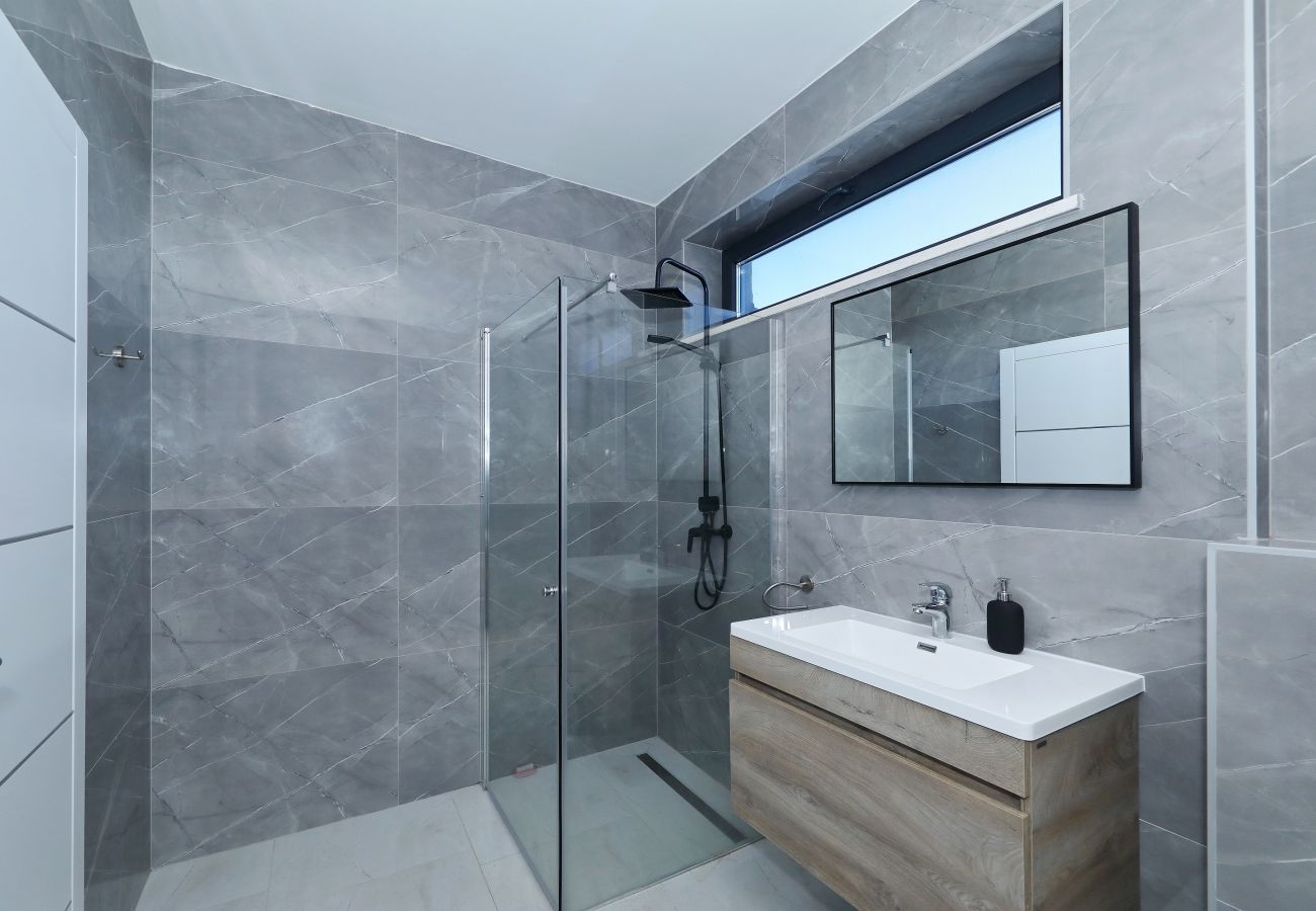 Villa in Zemunik Gornji - Astur, Moderne Villa mit Pool & Grillstation