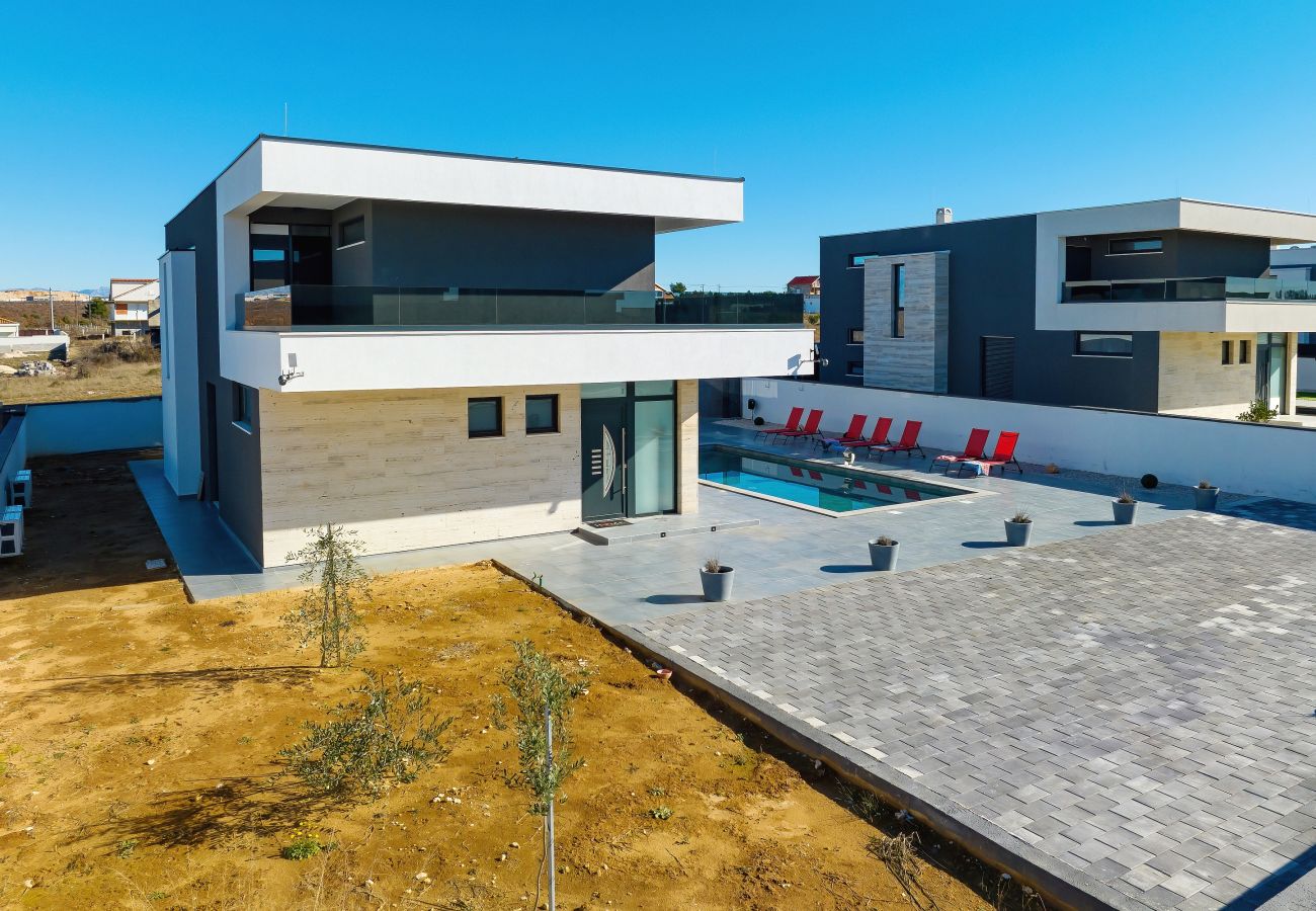 Villa in Zemunik Gornji - Astur, Moderne Villa mit Pool & Grillstation