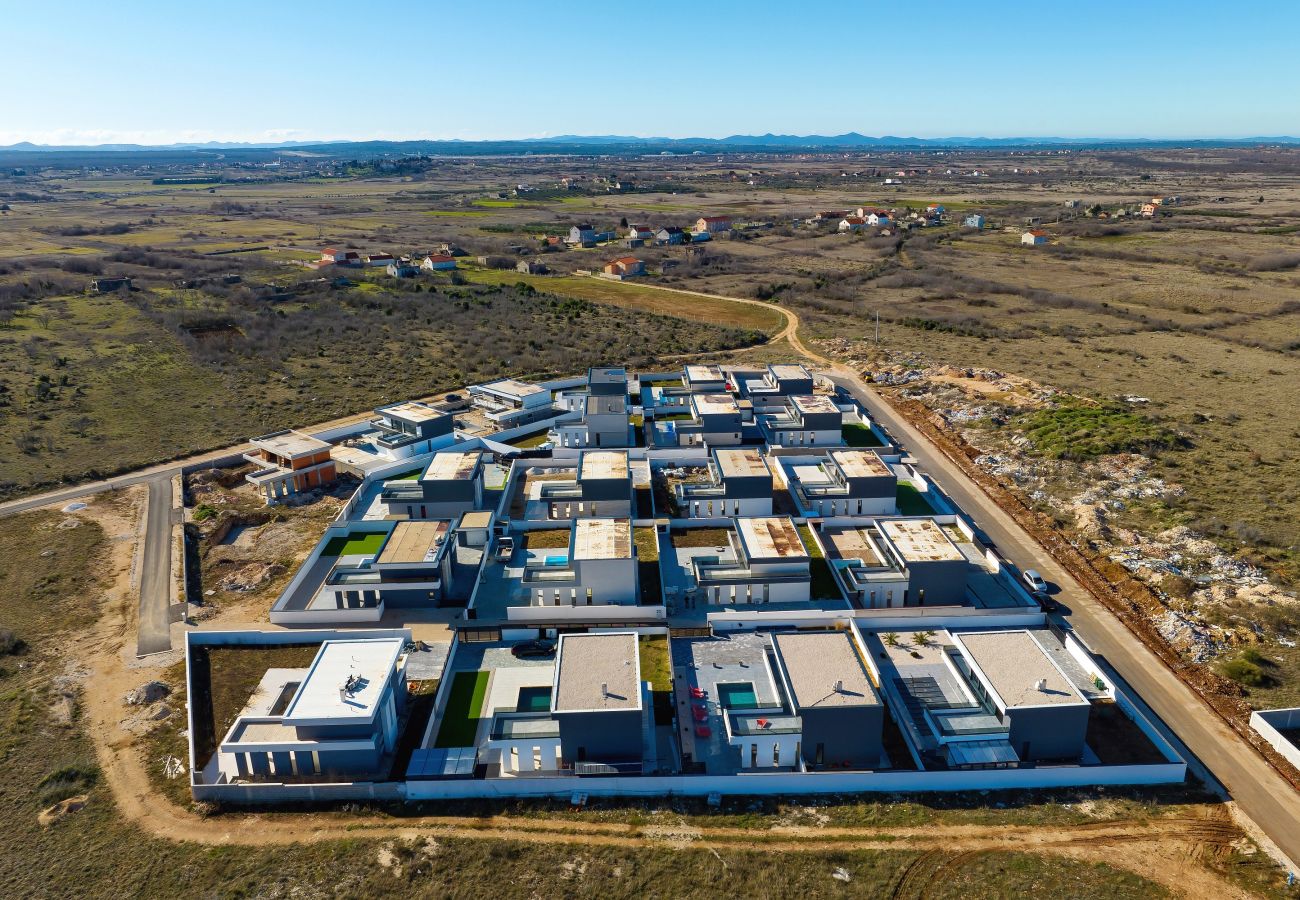 Villa in Zemunik Gornji - Astur, Moderne Villa mit Pool & Grillstation