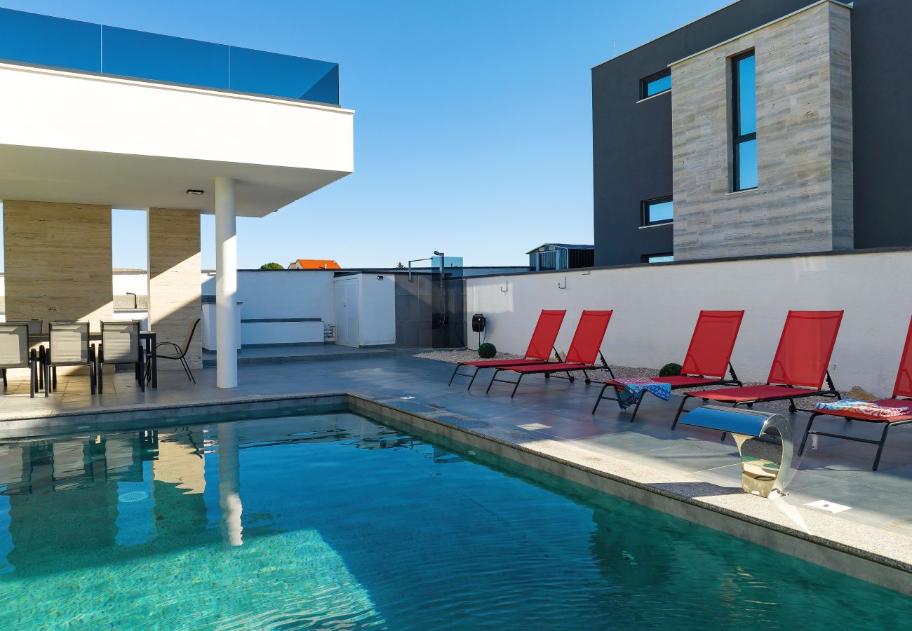 Villa in Zemunik Gornji - Astur, Moderne Villa mit Pool & Grillstation