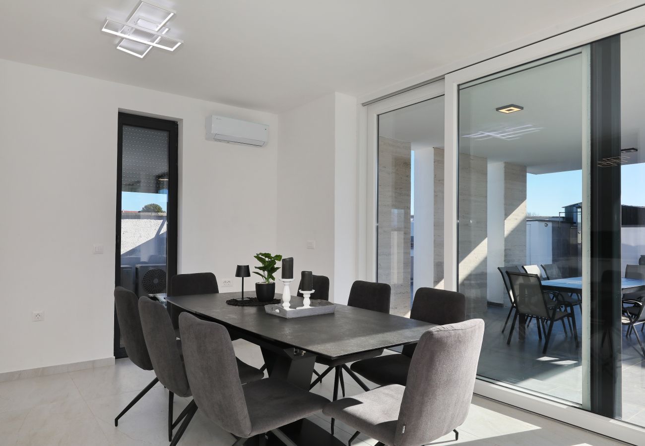 Villa in Zemunik Gornji - Astur, Moderne Villa mit Pool & Grillstation