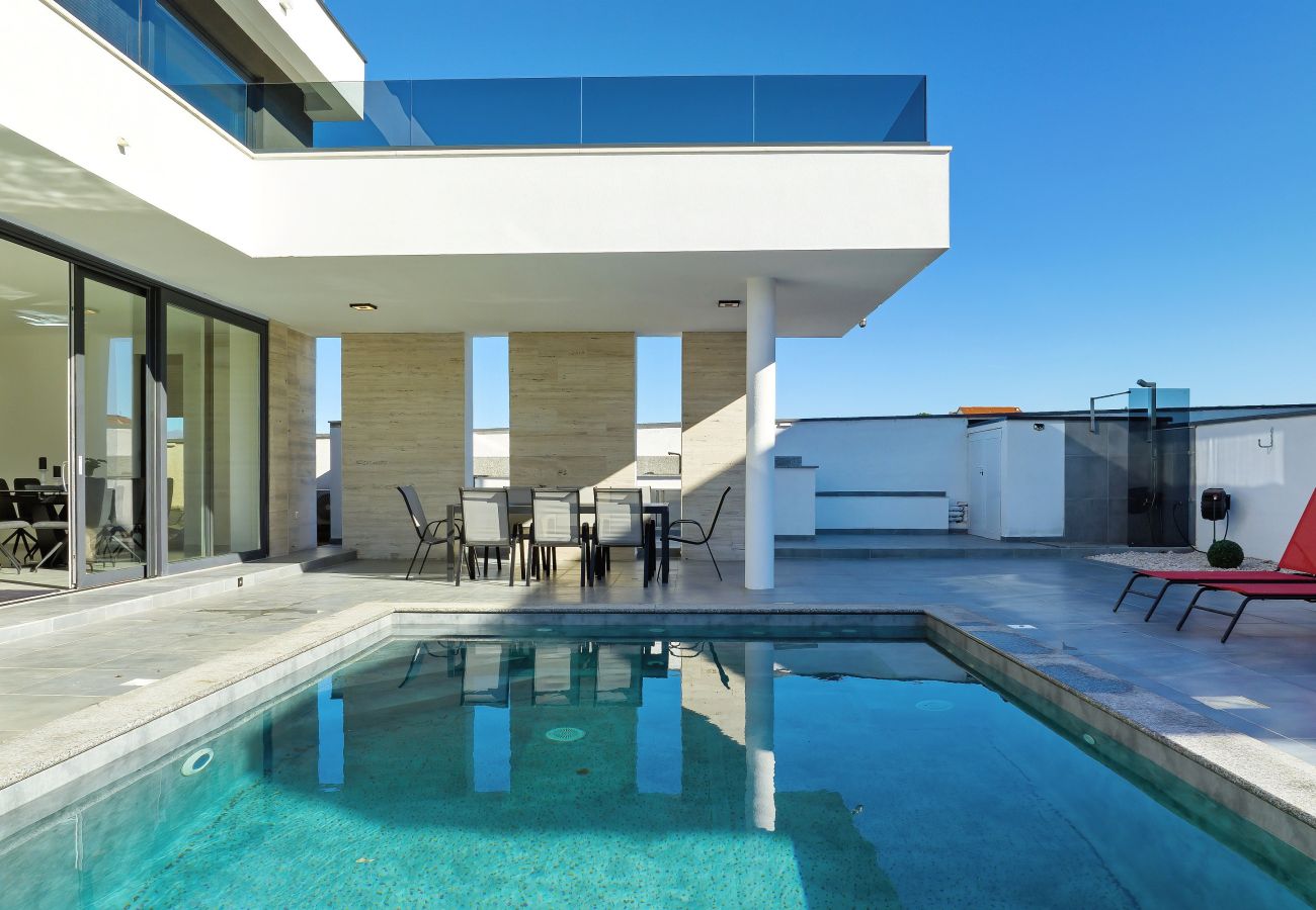 Villa in Zemunik Gornji - Astur, Moderne Villa mit Pool & Grillstation