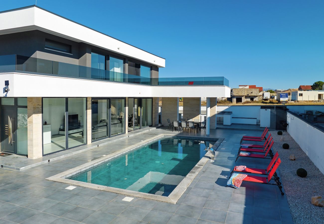 Villa in Zemunik Gornji - Astur, Moderne Villa mit Pool & Grillstation