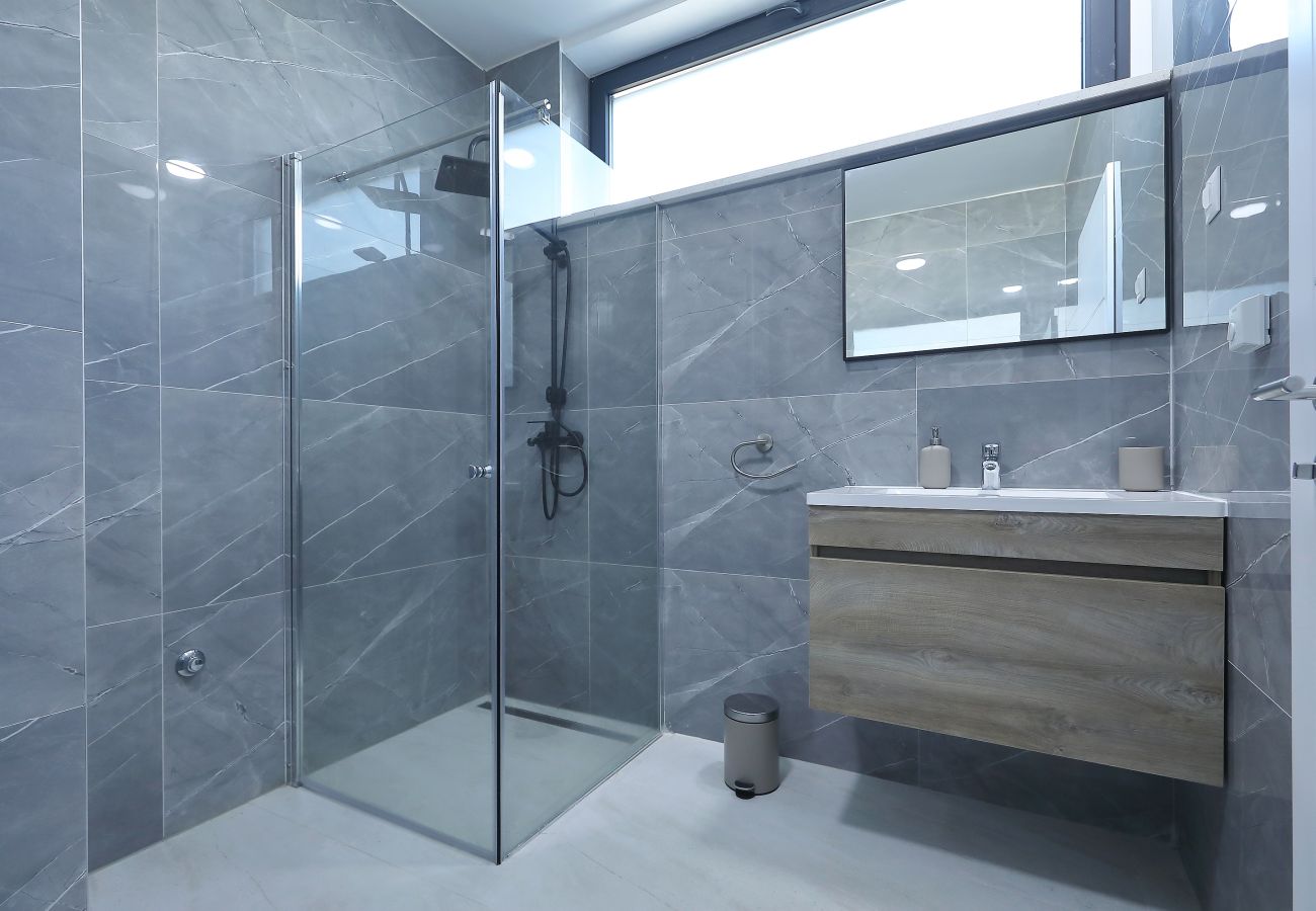 Villa in Zemunik Gornji - Astur, Moderne Villa mit Pool & Grillstation