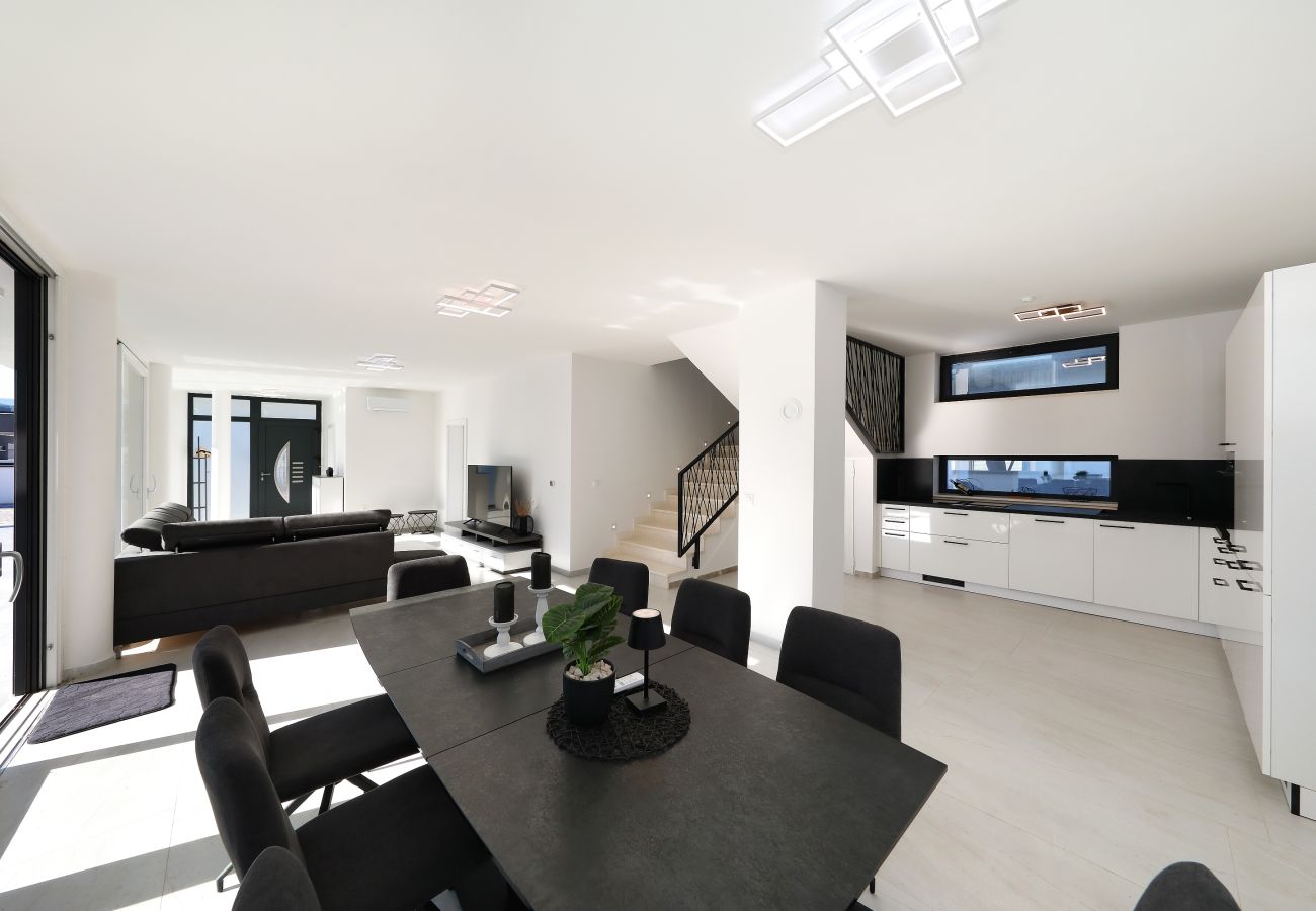 Villa in Zemunik Gornji - Astur, Moderne Villa mit Pool & Grillstation