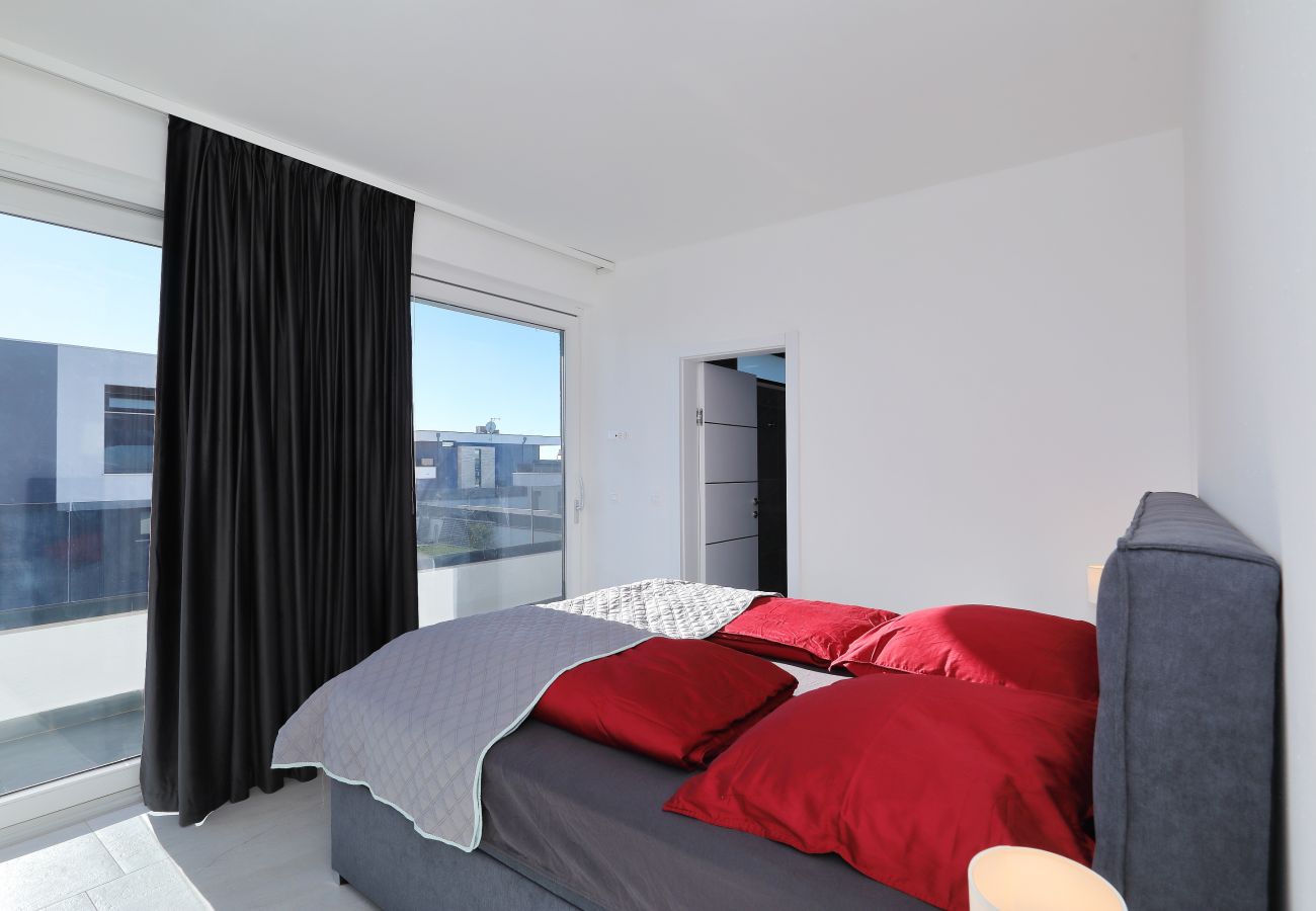 Villa in Zemunik Gornji - Astur, Moderne Villa mit Pool & Grillstation