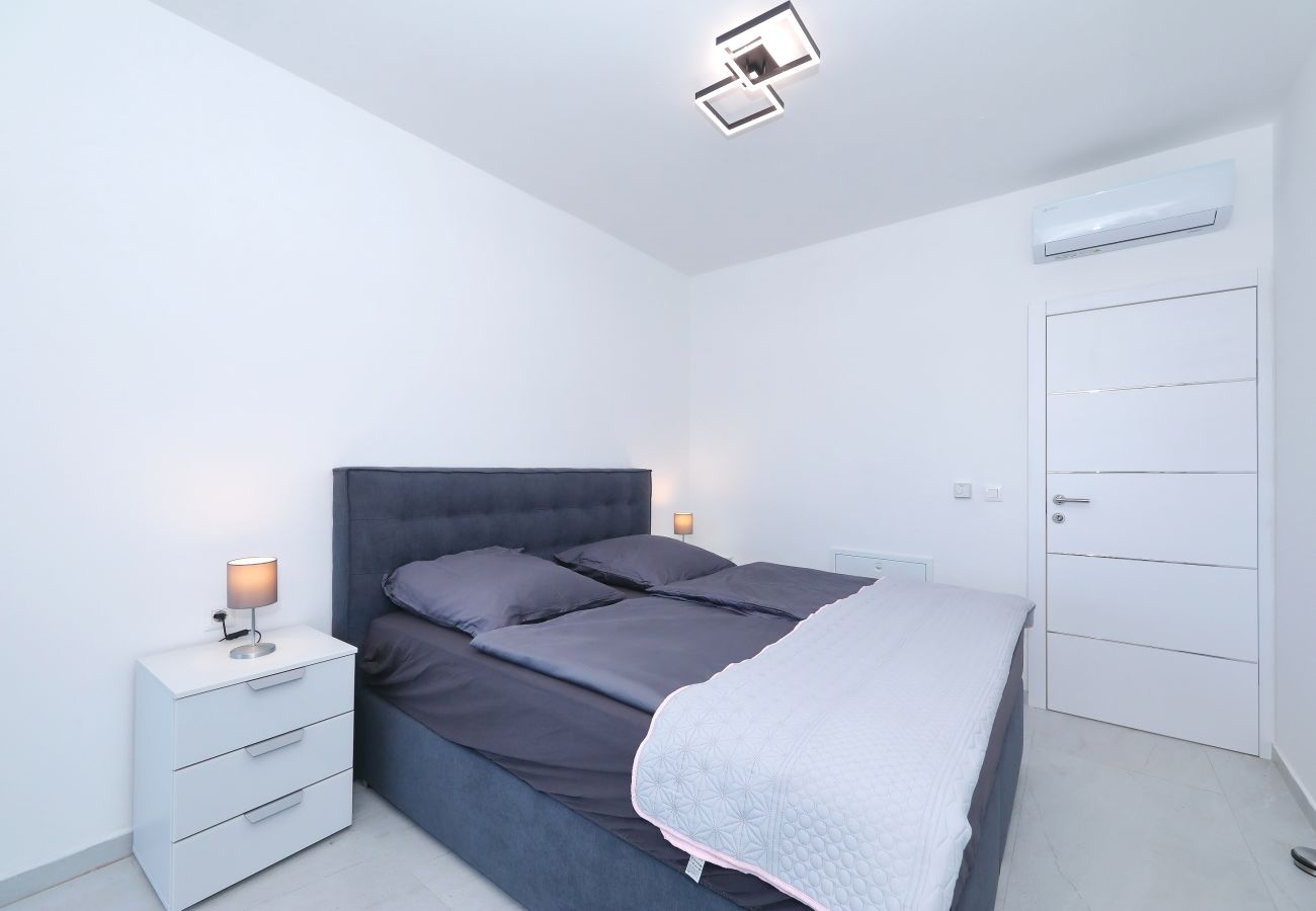 Villa in Zemunik Gornji - Astur, Moderne Villa mit Pool & Grillstation