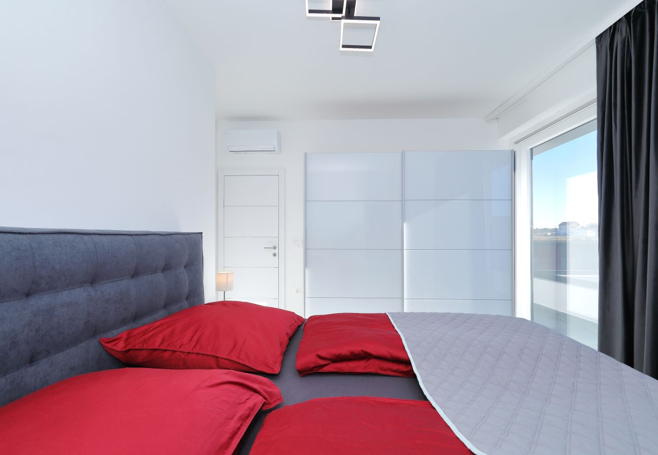 Villa in Zemunik Gornji - Astur, Moderne Villa mit Pool & Grillstation